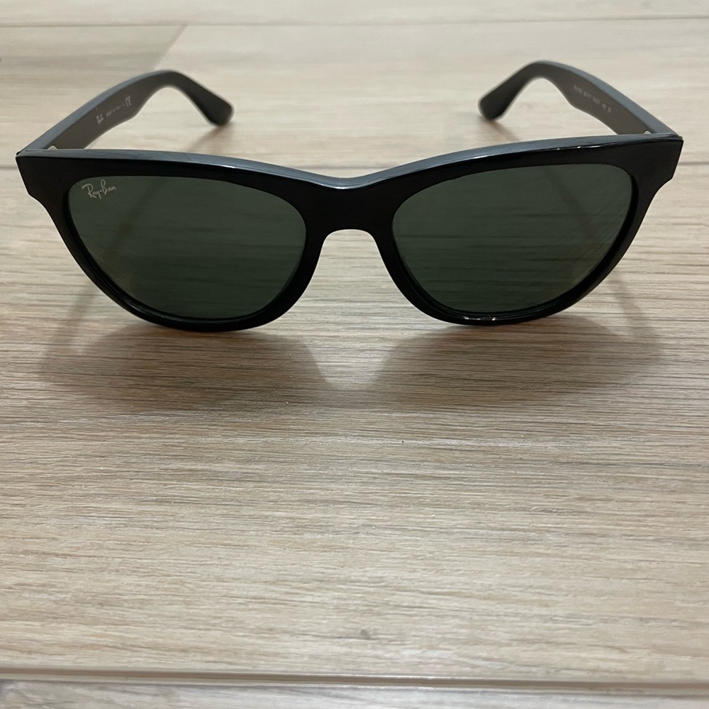 Ray-Ban R 4184 Black Frame Sunglasses with case